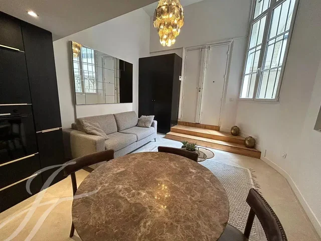 Living room; wood floor, natural light, modern style