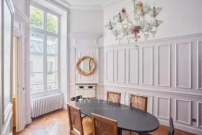 Kuchyně; kuchyňské spotřebiče, dřevěná podlaha, přirozené světlo, moderní styl