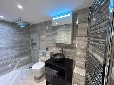 Obývací pokoj; dřevěná podlaha, přirozené světlo, moderní styl