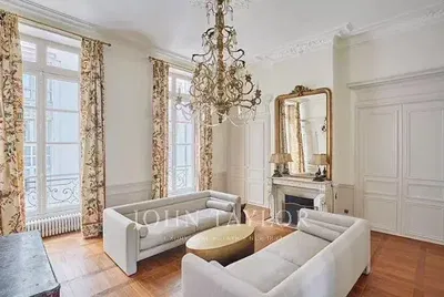 Kuchyně; kuchyňské spotřebiče, dlažba, přirozené světlo, moderní styl