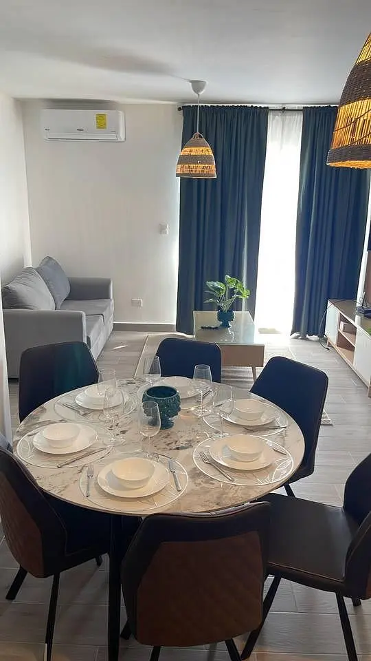 Cucina; elettrodomestici, pavimento in legno, luce naturale, stile moderno