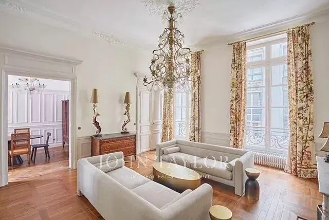 Kuchyně; kuchyňské spotřebiče, dřevěná podlaha, přirozené světlo, moderní styl