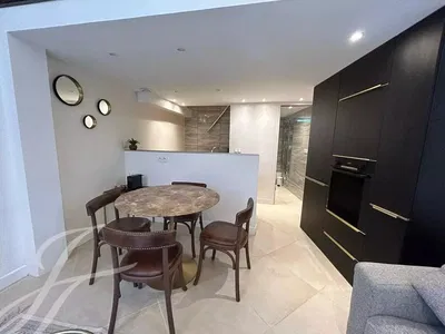 Küche; küchengeräte, holzboden, tageslicht, moderner stil