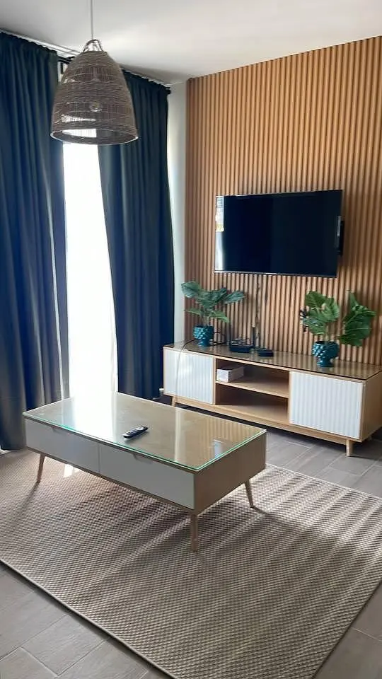 Cucina; elettrodomestici, pavimento in legno, luce naturale, stile moderno