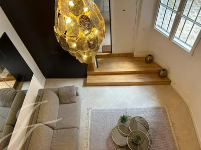 Kuchyně; kuchyňské spotřebiče, dřevěná podlaha, přirozené světlo, moderní styl