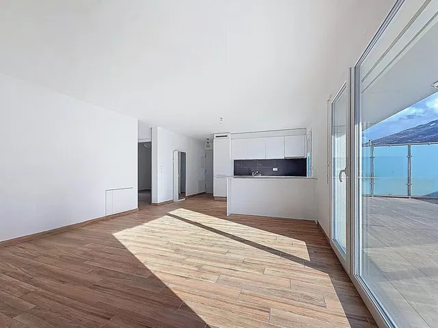 Cocina; electrodomésticos, suelo de baldosas, luz natural, estilo moderno