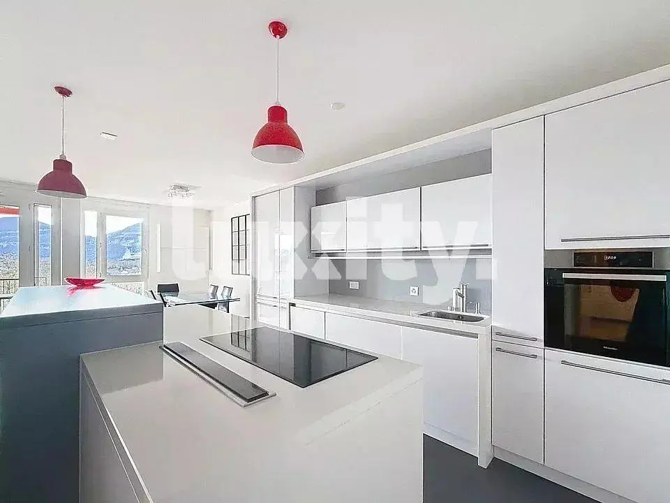 Cozinha; eletrodomésticos, chão de madeira, luz natural, estilo moderno