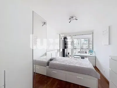 Cozinha; eletrodomésticos, chão de madeira, luz natural, estilo moderno