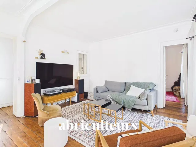 Κουζίνα; συσκευές κουζίνας, ξύλινο πάτωμα, φυσικό φως, μοντέρνο στυλ