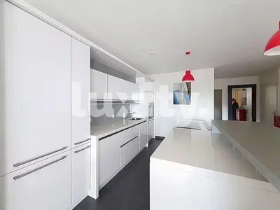 Cozinha; eletrodomésticos, chão de madeira, luz natural, estilo moderno