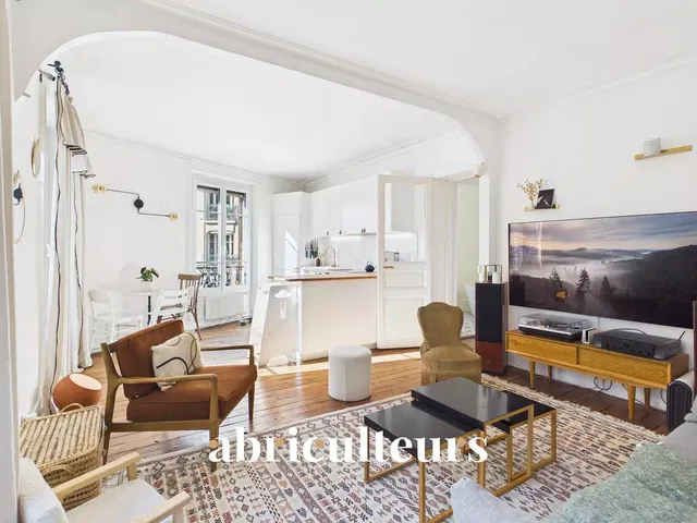 Κουζίνα; συσκευές κουζίνας, ξύλινο πάτωμα, φυσικό φως, μοντέρνο στυλ