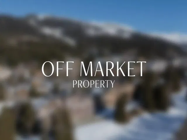 Cucina; elettrodomestici, pavimento in legno, luce naturale, stile moderno