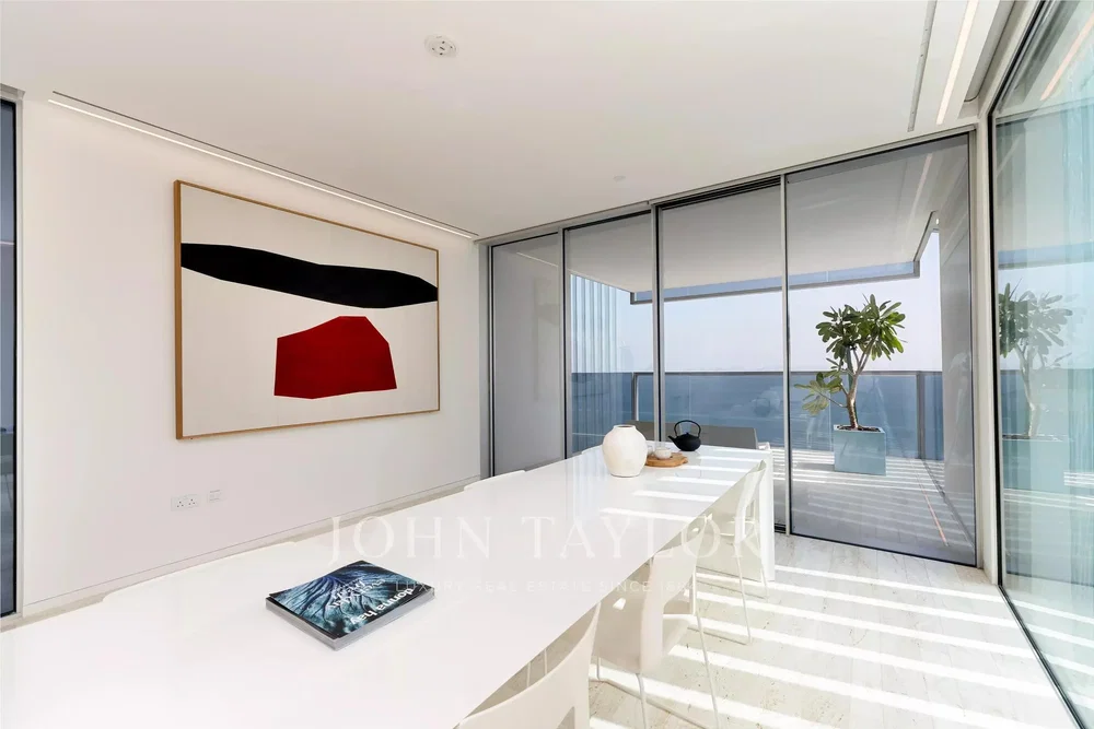 Kuhinja; kuhinjski aparati, drveni pod, prirodno svjetlo, moderni stil