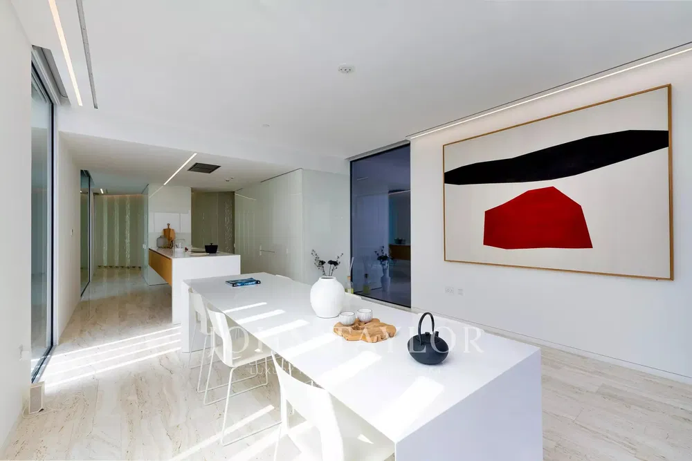 Kuchyně; kuchyňské spotřebiče, dřevěná podlaha, přirozené světlo, moderní styl