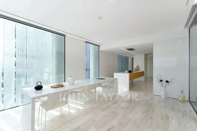 Kuchyně; kuchyňské spotřebiče, dřevěná podlaha, přirozené světlo, moderní styl