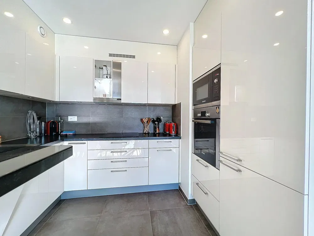 Keuken; keukenapparatuur, houten vloer, natuurlijk licht, moderne stijl