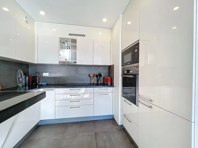 Keuken; keukenapparatuur, houten vloer, natuurlijk licht, moderne stijl