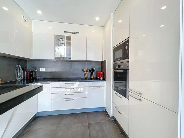 مطبخ; أجهزة المطبخ, أرضية خشبية, ضوء طبيعي, أسلوب عصري