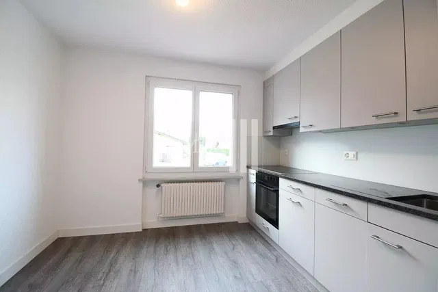 Woonkamer; houten vloer, natuurlijk licht, moderne stijl