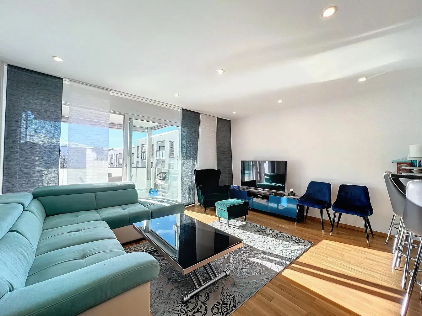 Keuken; keukenapparatuur, houten vloer, natuurlijk licht, moderne stijl