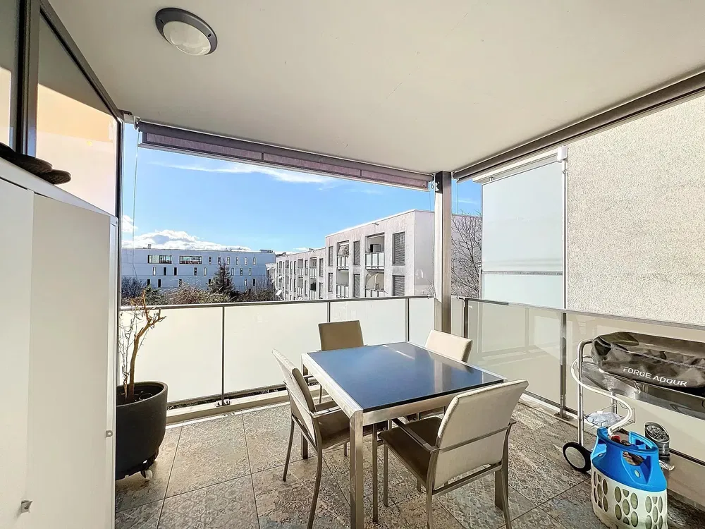 Keuken; keukenapparatuur, houten vloer, natuurlijk licht, moderne stijl