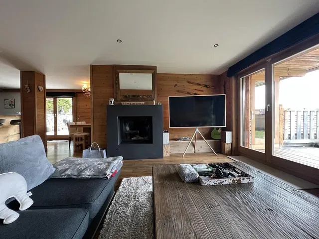 Cucina; elettrodomestici, pavimento in legno, luce naturale, stile moderno