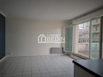 Cuisine; électroménager, parquet, lumière naturelle, style moderne