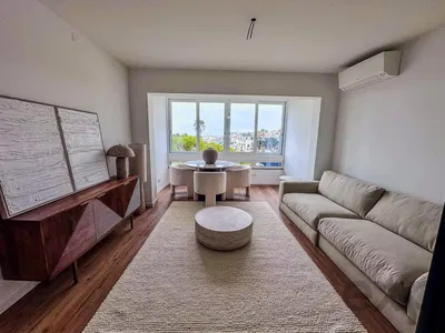 Kuchyně; kuchyňské spotřebiče, dřevěná podlaha, přirozené světlo, moderní styl