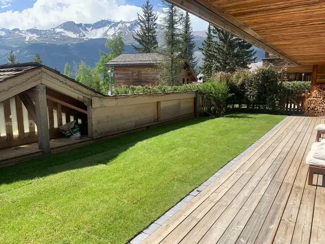 Cucina; elettrodomestici, pavimento in legno, luce naturale, stile moderno