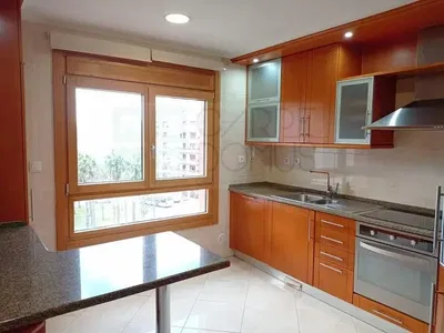 Kuchyně; kuchyňské spotřebiče, dřevěná podlaha, přirozené světlo, moderní styl