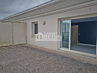 Cuisine; électroménager, parquet, lumière naturelle, style moderne