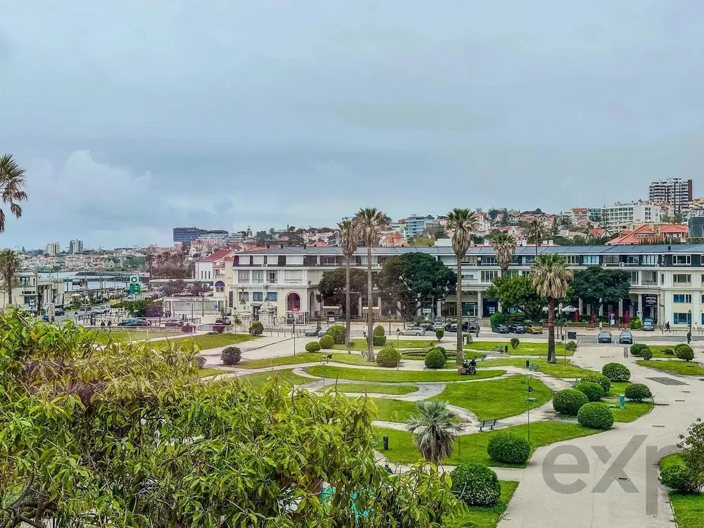 Kuchyně; kuchyňské spotřebiče, dřevěná podlaha, přirozené světlo, moderní styl