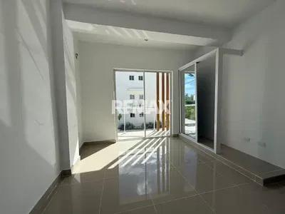 Kuchyně; kuchyňské spotřebiče, dlažba, přirozené světlo, moderní styl