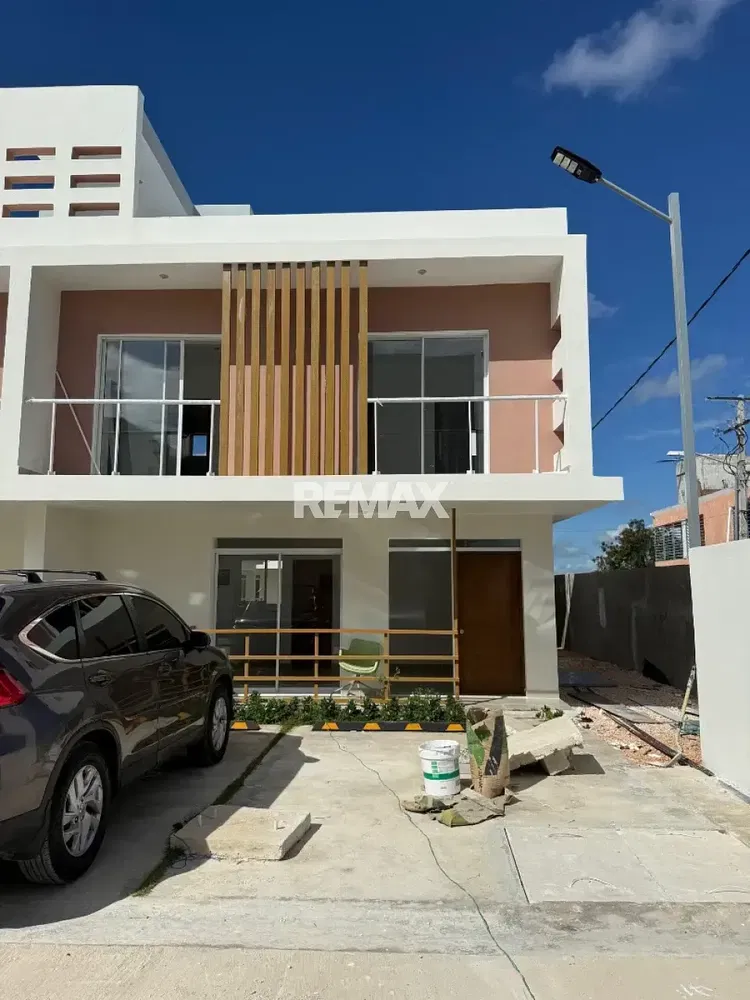 Kuchyně; kuchyňské spotřebiče, dřevěná podlaha, přirozené světlo, moderní styl