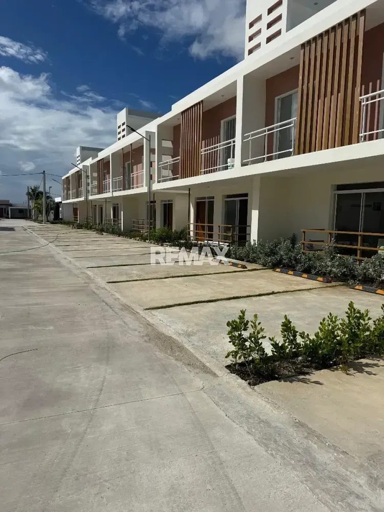 Kuchyně; kuchyňské spotřebiče, dřevěná podlaha, přirozené světlo, moderní styl