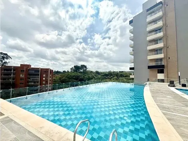 Кухиња; кухињски апарати, дрвени под, природно светло, модерни стил