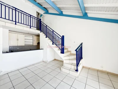 Cuisine; électroménager, carrelage, lumière naturelle, style moderne