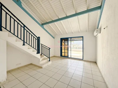 Cuisine; électroménager, parquet, lumière naturelle, style moderne