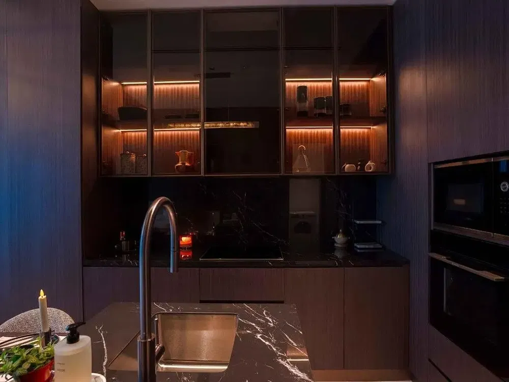 Cuisine; électroménager, parquet, lumière naturelle, style moderne