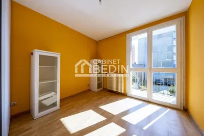 Cuisine; électroménager, parquet, lumière naturelle, style moderne