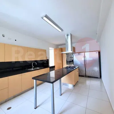 Küche; küchengeräte, holzboden, tageslicht, moderner stil