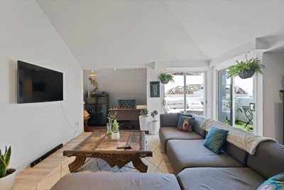 Cuisine; électroménager, parquet, lumière naturelle, style moderne