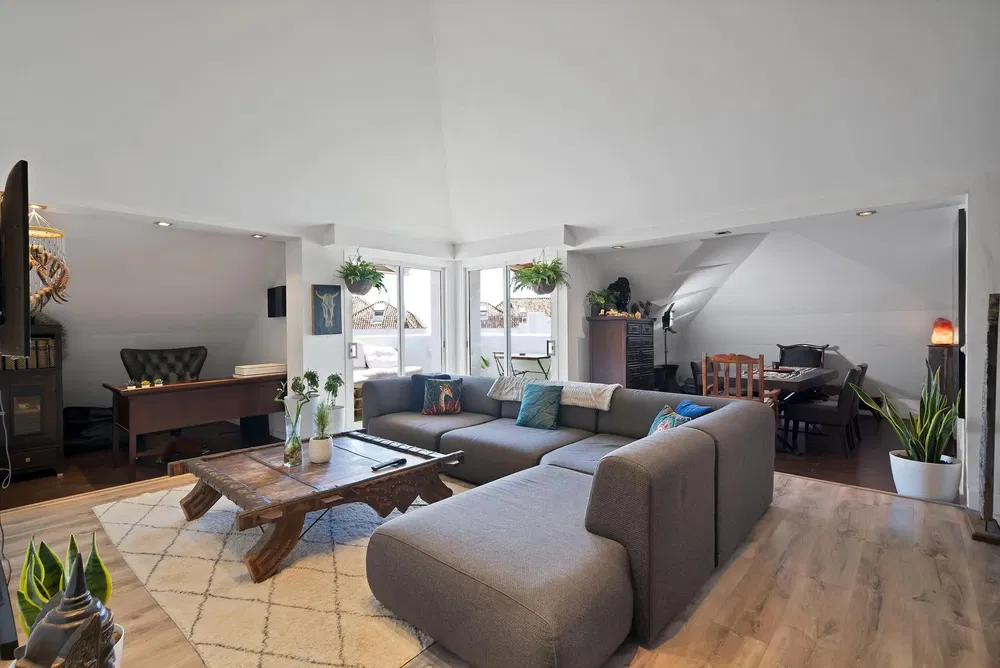 Cuisine; électroménager, parquet, lumière naturelle, style moderne