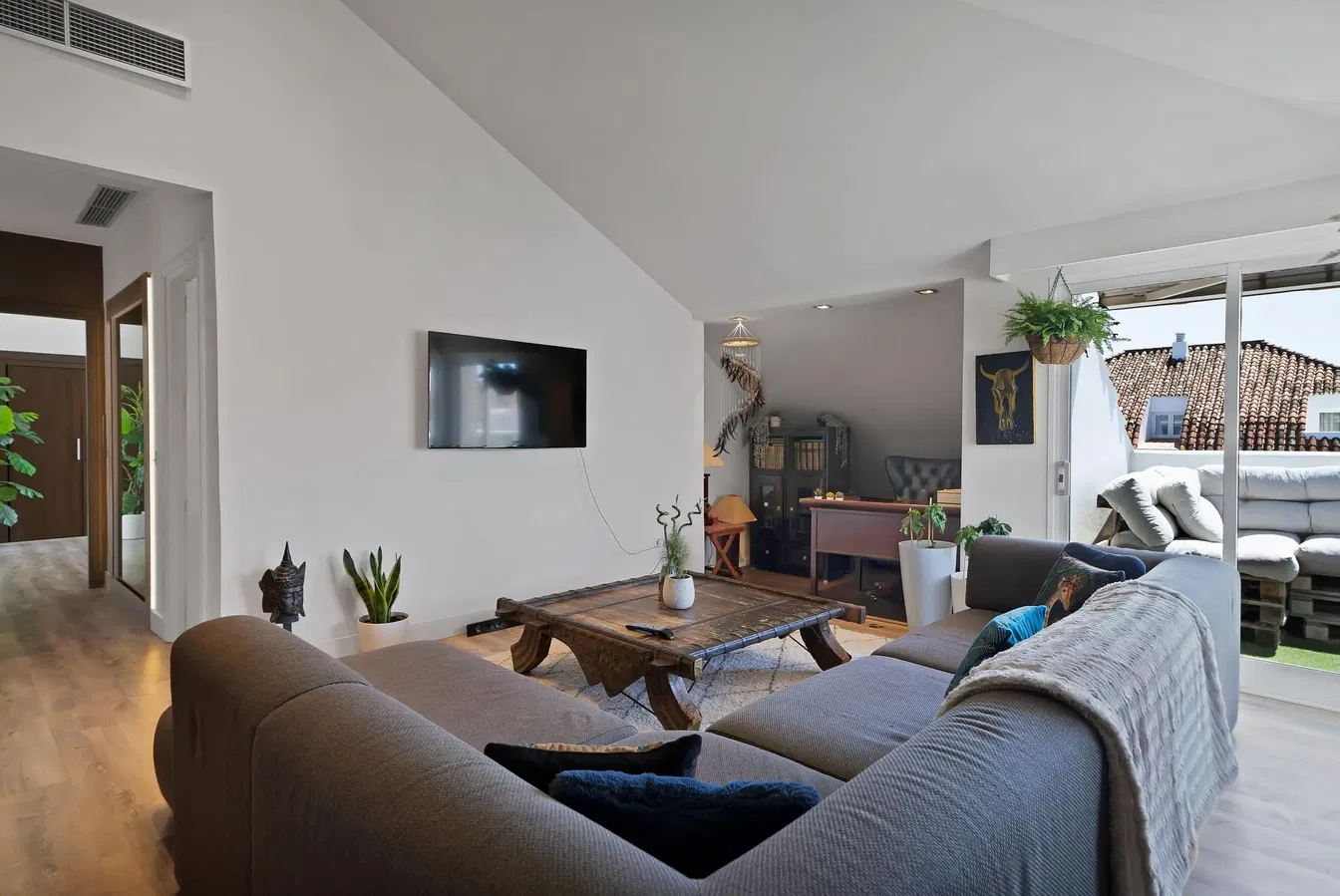 Cuisine; électroménager, parquet, lumière naturelle, style moderne