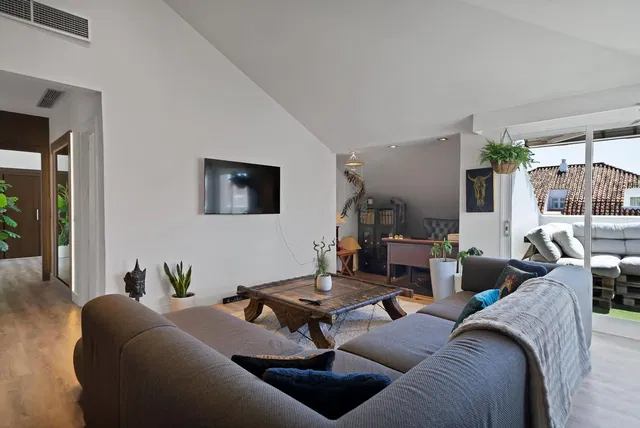 Cuisine; électroménager, parquet, lumière naturelle, style moderne