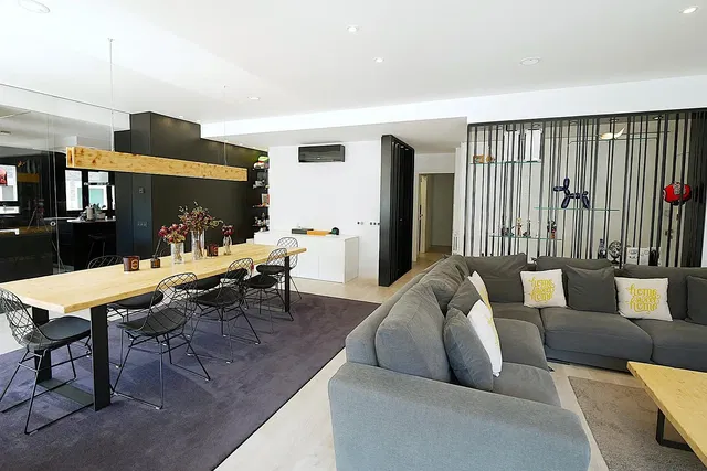 Cucina; elettrodomestici, pavimento in legno, luce naturale, stile moderno