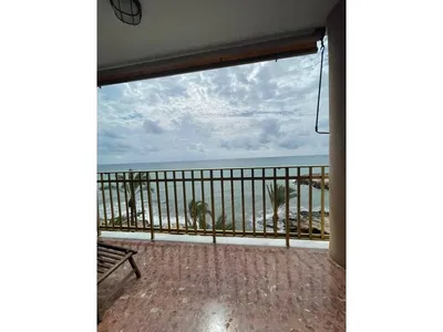 Mutfak; mutfak aletleri, ahşap zemin, doğal ışık, modern stil