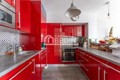 Κουζίνα; συσκευές κουζίνας, ξύλινο πάτωμα, φυσικό φως, μοντέρνο στυλ