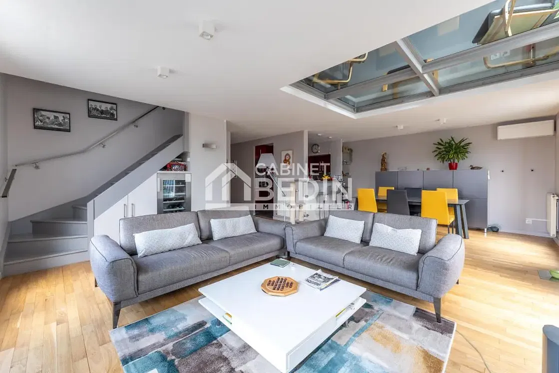 Κουζίνα; συσκευές κουζίνας, ξύλινο πάτωμα, φυσικό φως, μοντέρνο στυλ