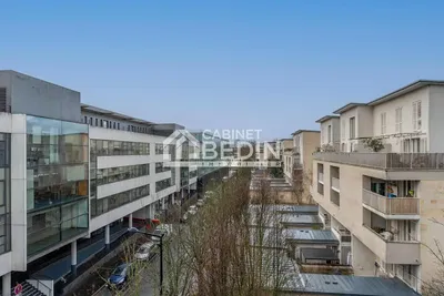 Σαλόνι; ξύλινο πάτωμα, φυσικό φως, μοντέρνο στυλ